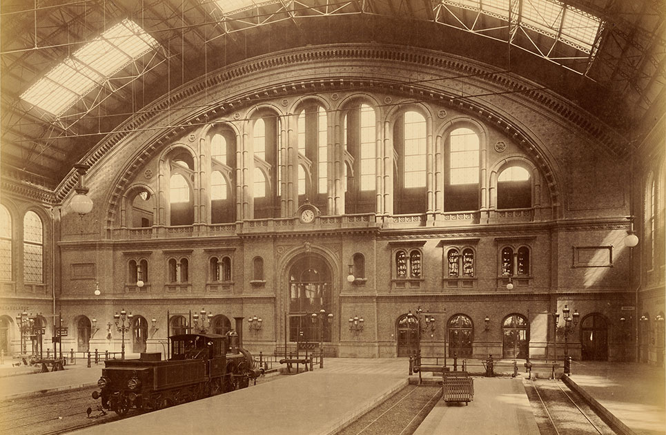 Blick in die Halle des Anhalter Bahnhofs 1880