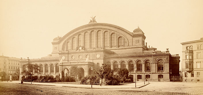 Die Hauptfassade des Anhalter Bahnhofs zum Askanischen Platz 1881
