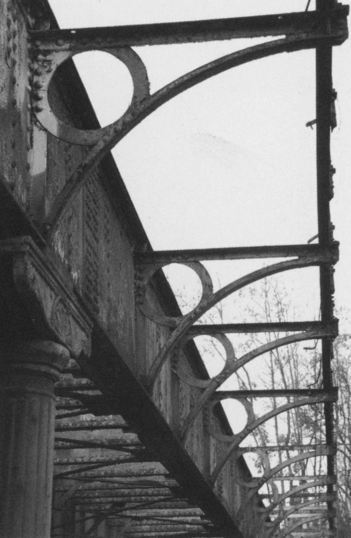 Konsolen des demontierten Laufstegs der Brücke 5, die zur Dresdner Bahn gehörte